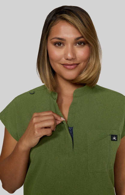 Solis x koi Catrin Women's 2-Pocket Zipper-Neck Scrub Top (Martini Olive)