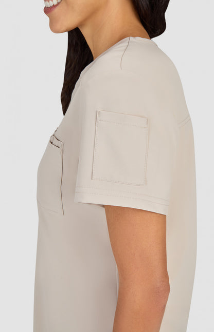 Aura by Cureology — ქალის სამედიცინო ფორმის ზედა